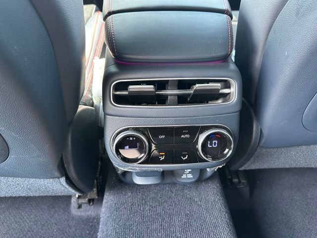 2023 Genesis GV70 2.5T — photo 17 of 37