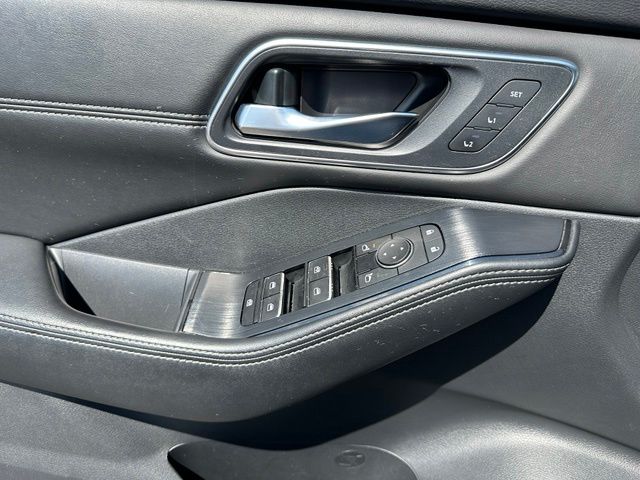 2024 Nissan Rogue Platinum — photo 20 of 30