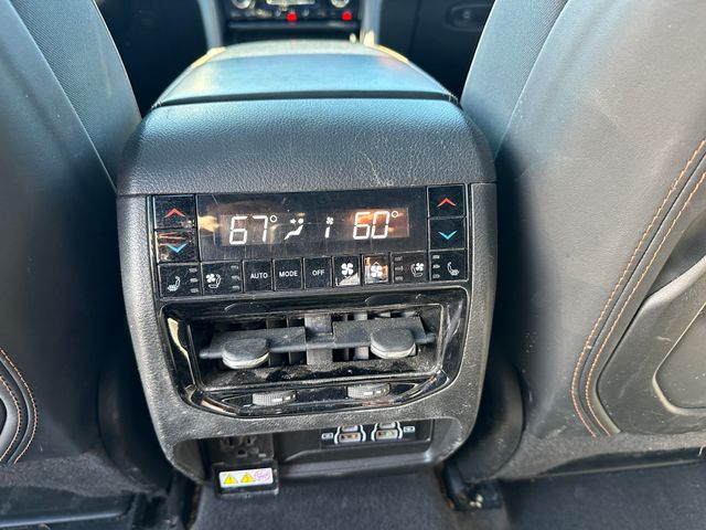 2022 Jeep Grand Cherokee Summit Reserve — photo 17 of 31