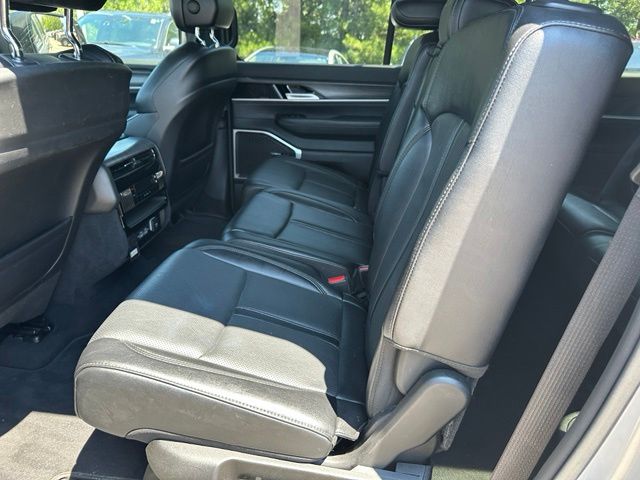 2024 Jeep Wagoneer L Series II — photo 15 of 30
