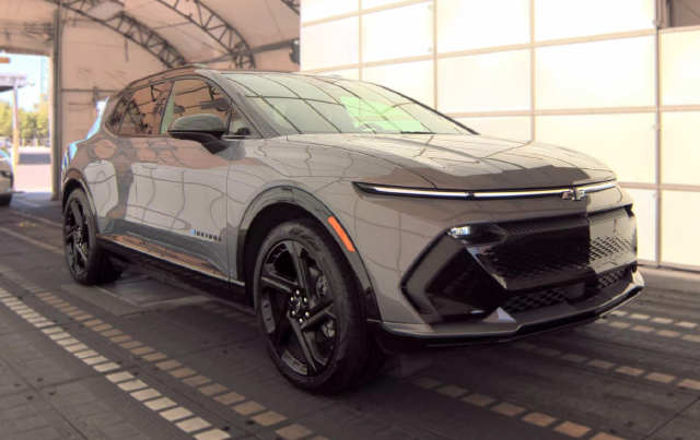 2024 Chevrolet Equinox EV RS — photo 2 of 9