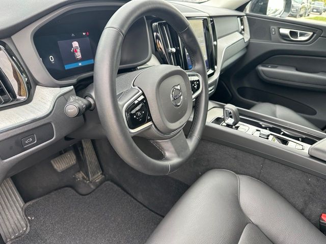 2025 Volvo XC60 B5 Plus — photo 22 of 32