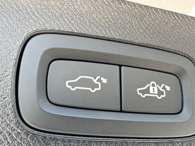 2025 Volvo XC90 B6 Plus 7-Seater — photo 13 of 49