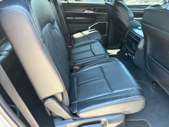 2024 Jeep Wagoneer L Series II — photo 10 of 30