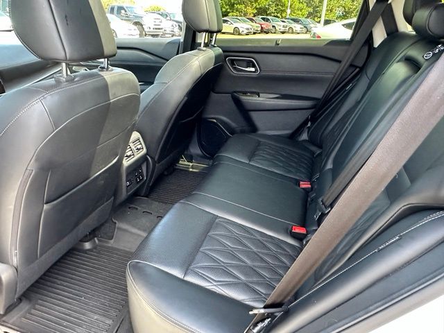 2024 Nissan Rogue Platinum — photo 13 of 30