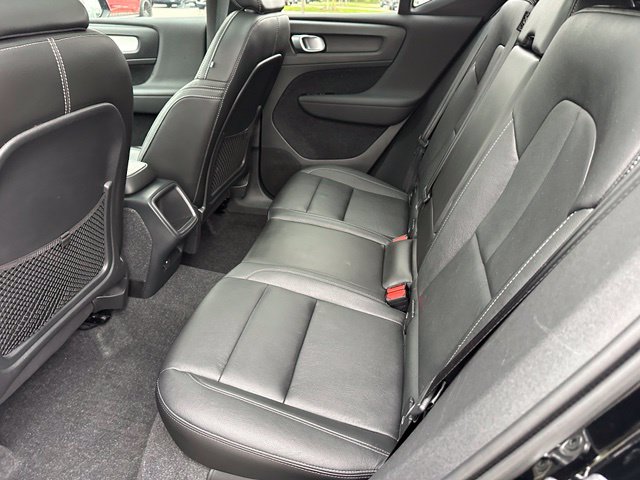 2021 Volvo XC40 Momentum — photo 13 of 28