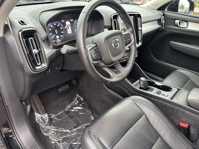 2021 Volvo XC40 Momentum — photo 21 of 28