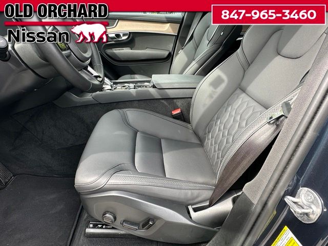 2025 Volvo XC90 B6 Plus 7-Seater — photo 11 of 22