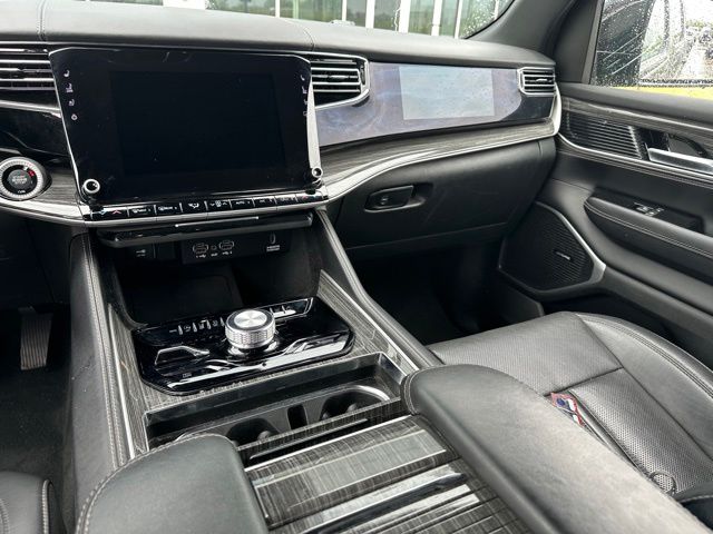2022 Jeep Wagoneer Series III — photo 16 of 28
