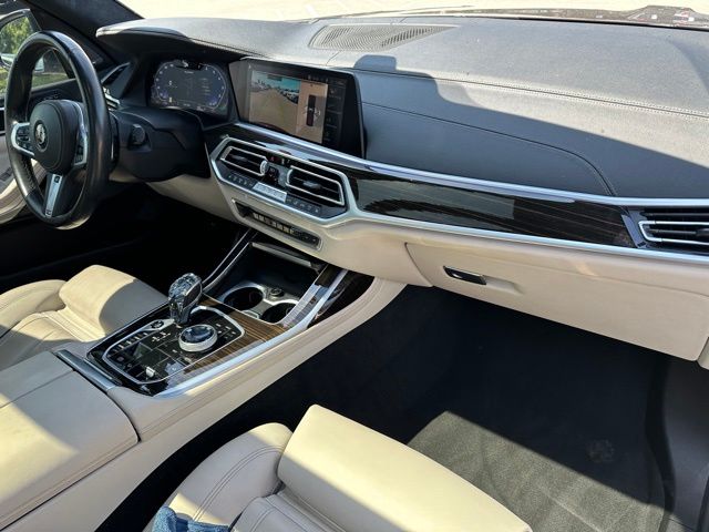 2021 BMW X7 M50i — photo 12 of 31