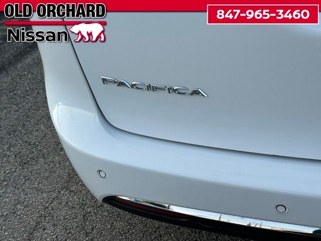 2024 Chrysler Pacifica Touring — photo 9 of 22