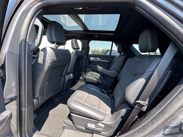 2025 Ford Explorer ST — photo 17 of 35