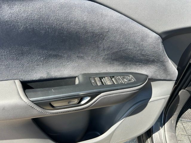 2023 LEXUS RZ 450e Luxury — photo 23 of 32