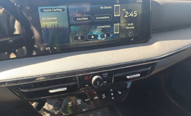 2025 Nissan Kicks SR — photo 8 of 9