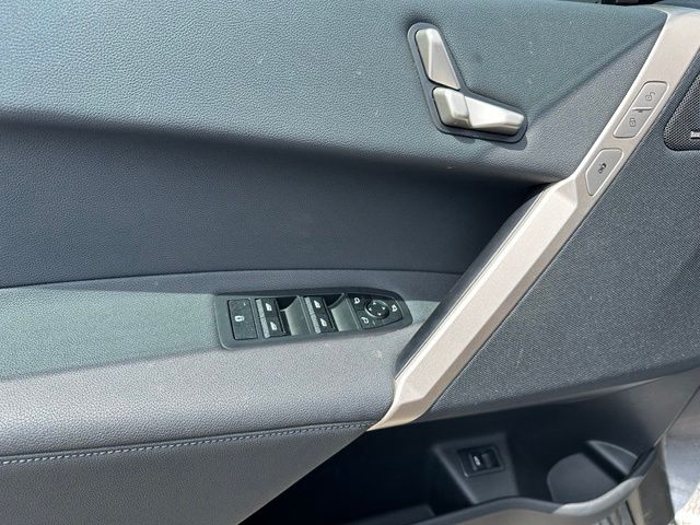 2023 BMW iX xDrive50 — photo 18 of 44
