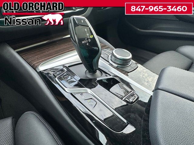 2022 BMW 5 Series 530e iPerformance — photo 19 of 23