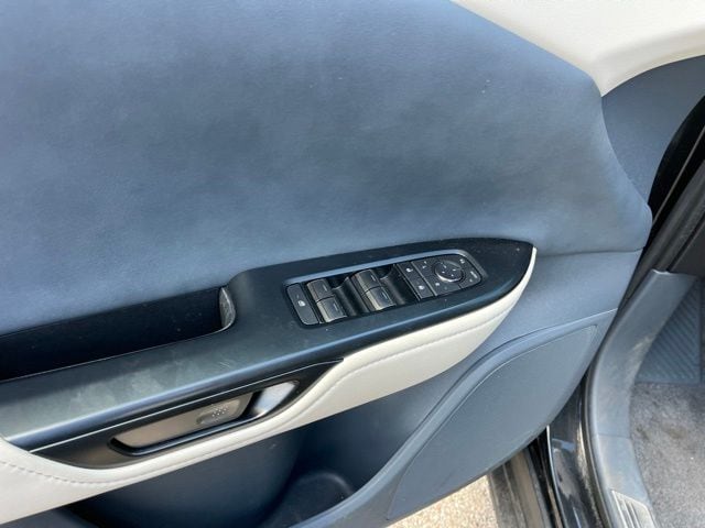 2023 LEXUS RZ 450e Premium — photo 18 of 27