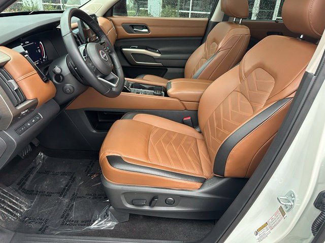 2024 Nissan Pathfinder Platinum — photo 24 of 36