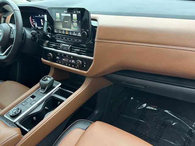 2024 Nissan Pathfinder Platinum — photo 10 of 36