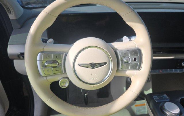 2023 Genesis GV60 Advanced — photo 7 of 8