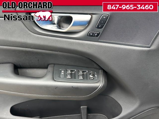 2025 Volvo XC60 B5 Plus — photo 9 of 22