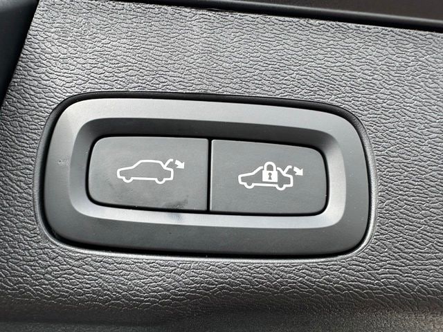 2024 Volvo XC60 B5 Plus Dark Theme — photo 14 of 29
