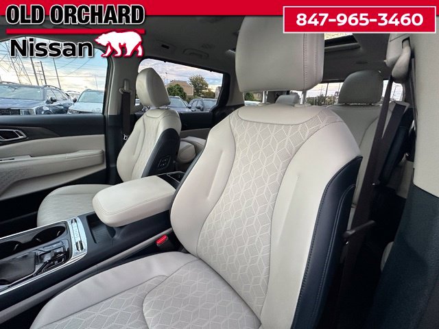 2025 Kia Carnival SX — photo 12 of 24