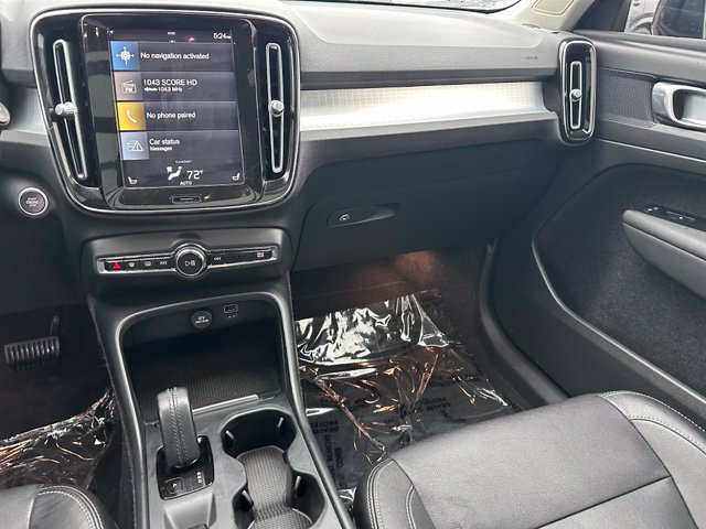 2021 Volvo XC40 Momentum — photo 18 of 28
