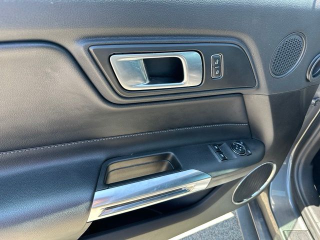 2021 Ford Mustang Ecoboost Premium — photo 13 of 21