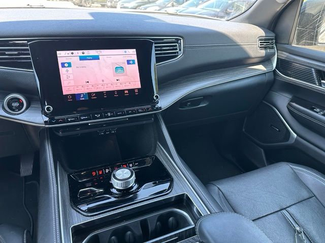 2024 Jeep Wagoneer L Series II — photo 17 of 30