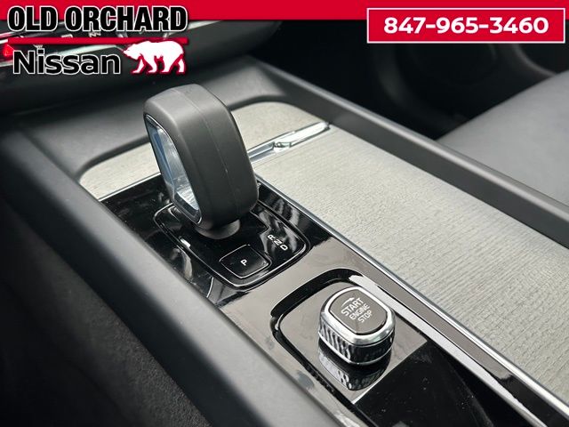 2025 Volvo XC60 B5 Plus — photo 18 of 22