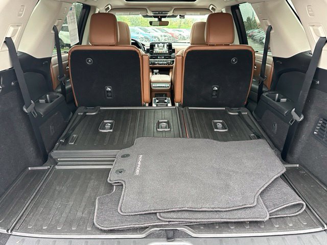 2024 Nissan Pathfinder Platinum — photo 12 of 36