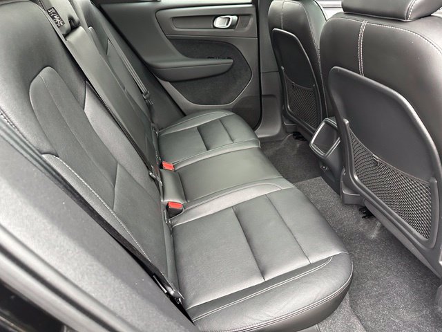 2021 Volvo XC40 Momentum — photo 10 of 28