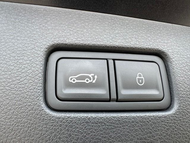 2025 Genesis GV70 2.5T — photo 14 of 43