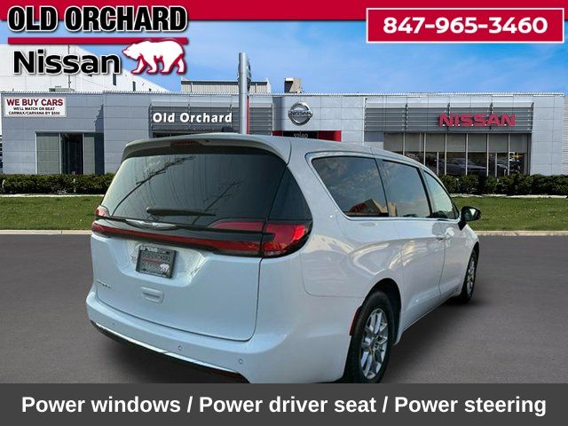 2024 Chrysler Pacifica Touring — photo 6 of 22