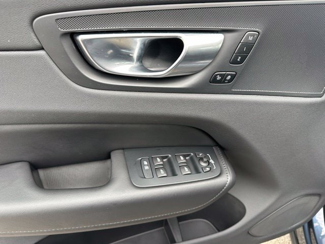 2025 Volvo XC60 B5 Plus — photo 22 of 31