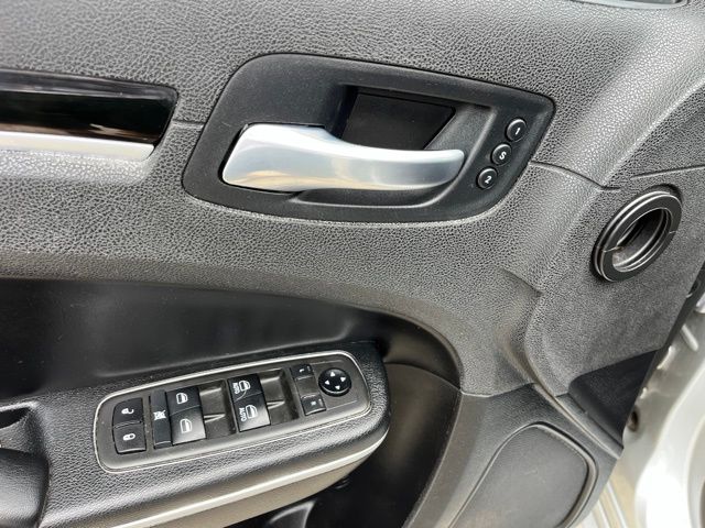 2021 Chrysler 300 S — photo 17 of 26