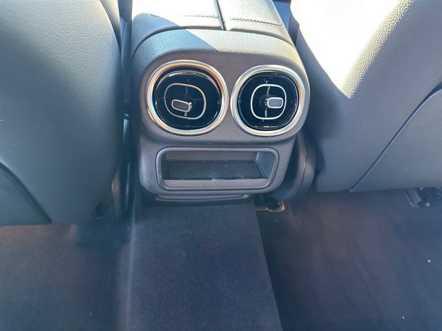 2025 Mercedes-Benz GLC GLC 300 — photo 19 of 30
