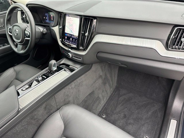2025 Volvo XC60 B5 Plus — photo 10 of 31