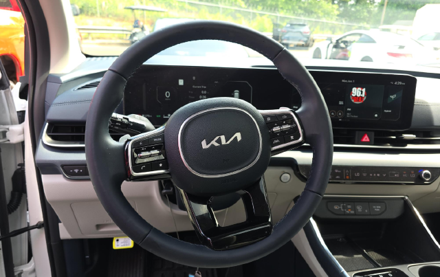 2025 Kia Carnival Hybrid SX — photo 7 of 11