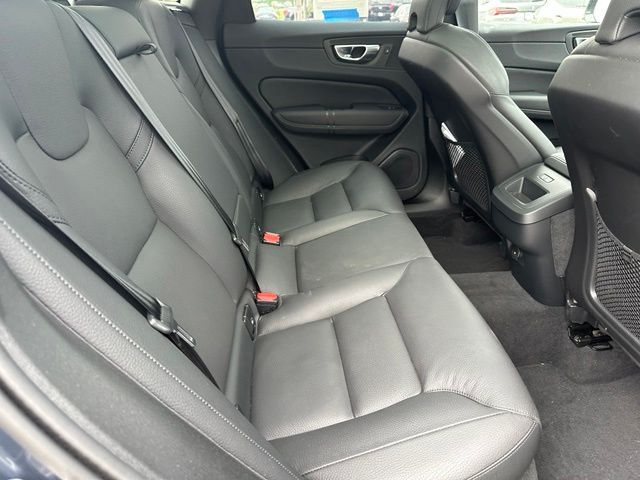 2025 Volvo XC60 B5 Plus — photo 13 of 32