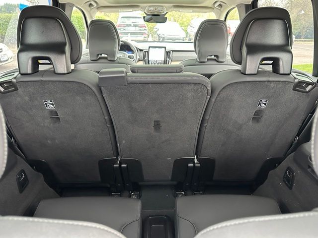 2025 Volvo XC90 B6 Plus 7-Seater — photo 33 of 49