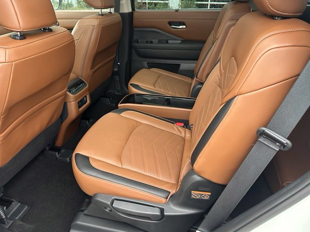 2024 Nissan Pathfinder Platinum — photo 17 of 36