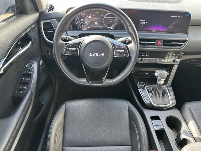2025 Kia Seltos SX — photo 12 of 25