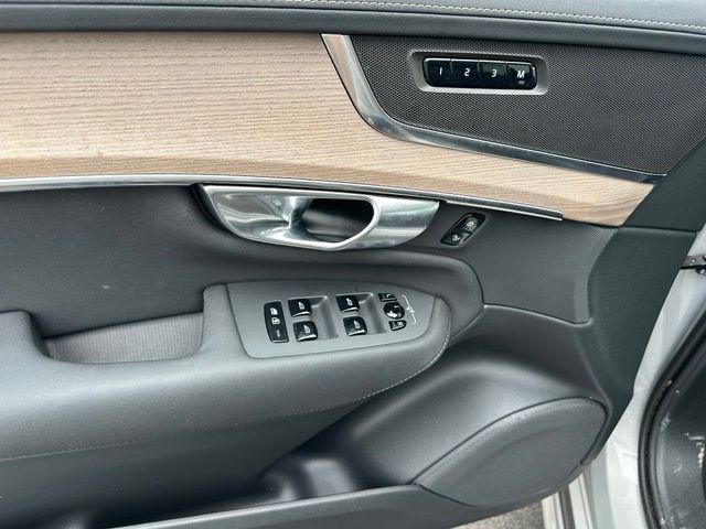 2025 Volvo XC90 B6 Plus 7-Seater — photo 43 of 49