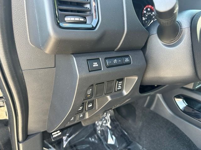 2022 Nissan Frontier PRO-4X — photo 18 of 49