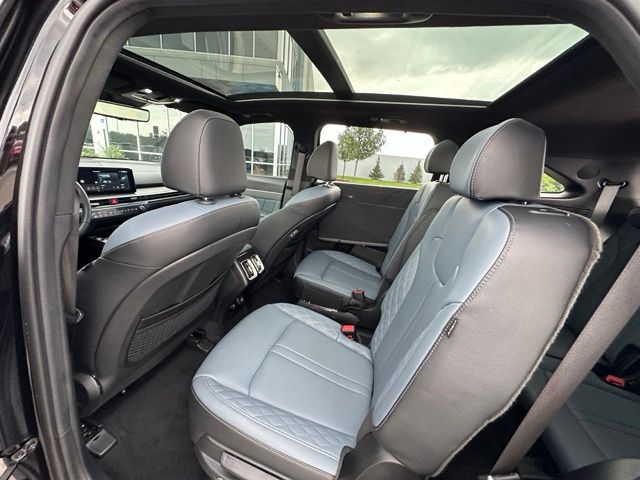 2025 Kia Sorento Plug-In Hybrid SX Prestige — photo 17 of 45