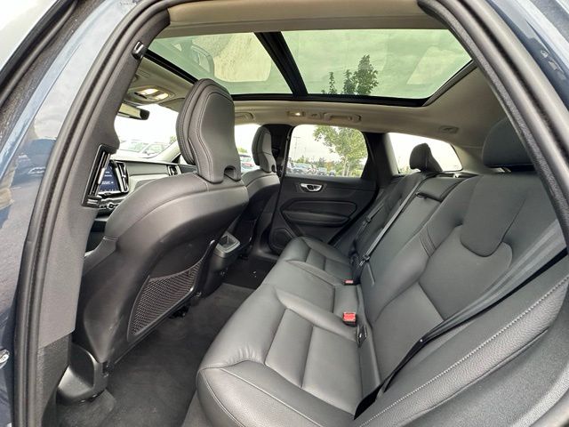 2025 Volvo XC60 B5 Plus — photo 15 of 32
