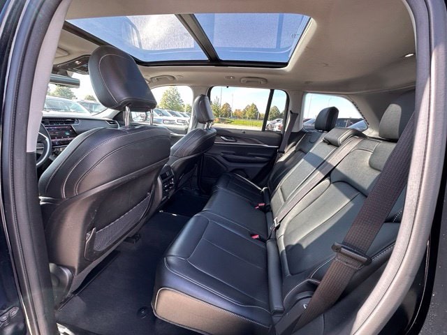 2023 Jeep Grand Cherokee Limited — photo 16 of 37