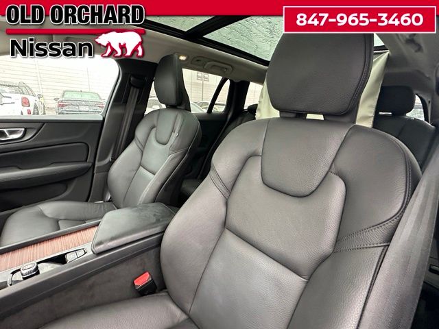 2025 Volvo V60 Cross Country B5 Plus — photo 13 of 22